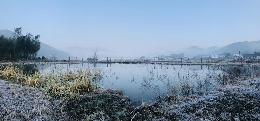 寒湖照云峰